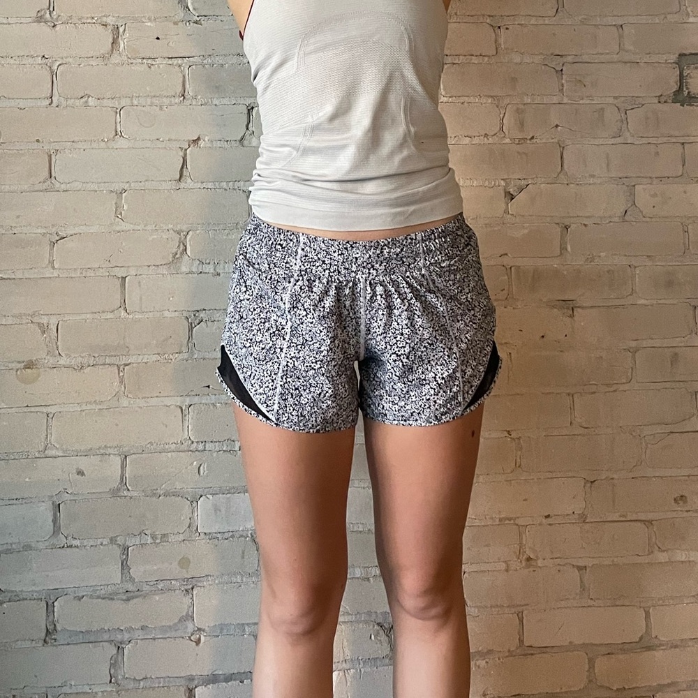 Lululemon 4 Inch Hotty Hot Short Black/White Floral - Size 4